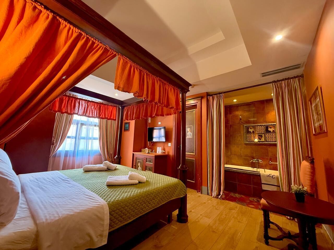 Deluxe tweepersoonskamer | Luxe beddengoed, donsdekens, een minibar, gratis wifi