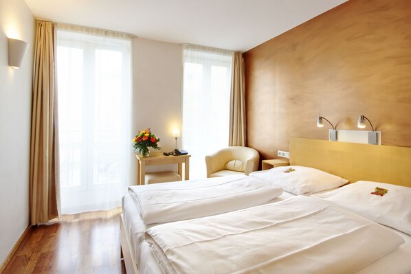 Bộ đồ giường cao cấp, nệm có lớp đệm bông, két bảo mật tại phòng 