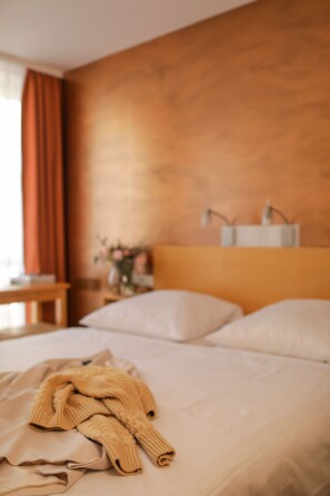 Habitación doble estándar | Ropa de cama de alta calidad y camas con pillow-top 