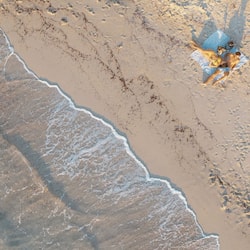 Playa en los alrededores, camastros, sombrillas y toallas de playa