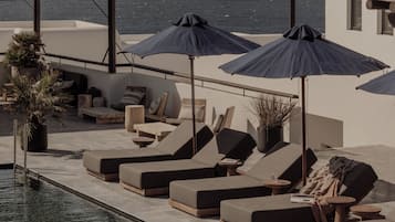 Piscina all'aperto, ombrelloni da piscina, lettini