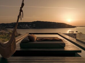 Ananea Suite Private Pool & Panoramic Sea View | Egyptinpuuvillaiset lakanat, ylelliset vuodevaatteet, untuvapeitot