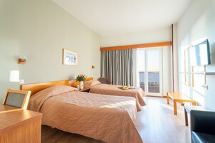 Twin kamer, balkon, uitzicht op zee | Een minibar, een kluis op de kamer, een bureau, verduisterende gordijnen