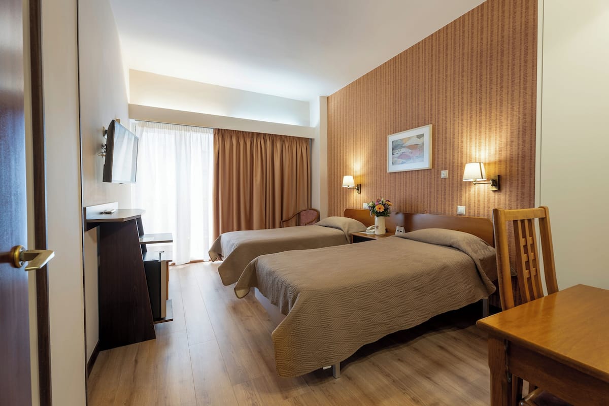 Superior Twin kamer | Een minibar, een kluis op de kamer, een bureau, verduisterende gordijnen