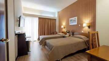 Superior Twin Room | Minibar, in-room safe, desk, blackout drapes