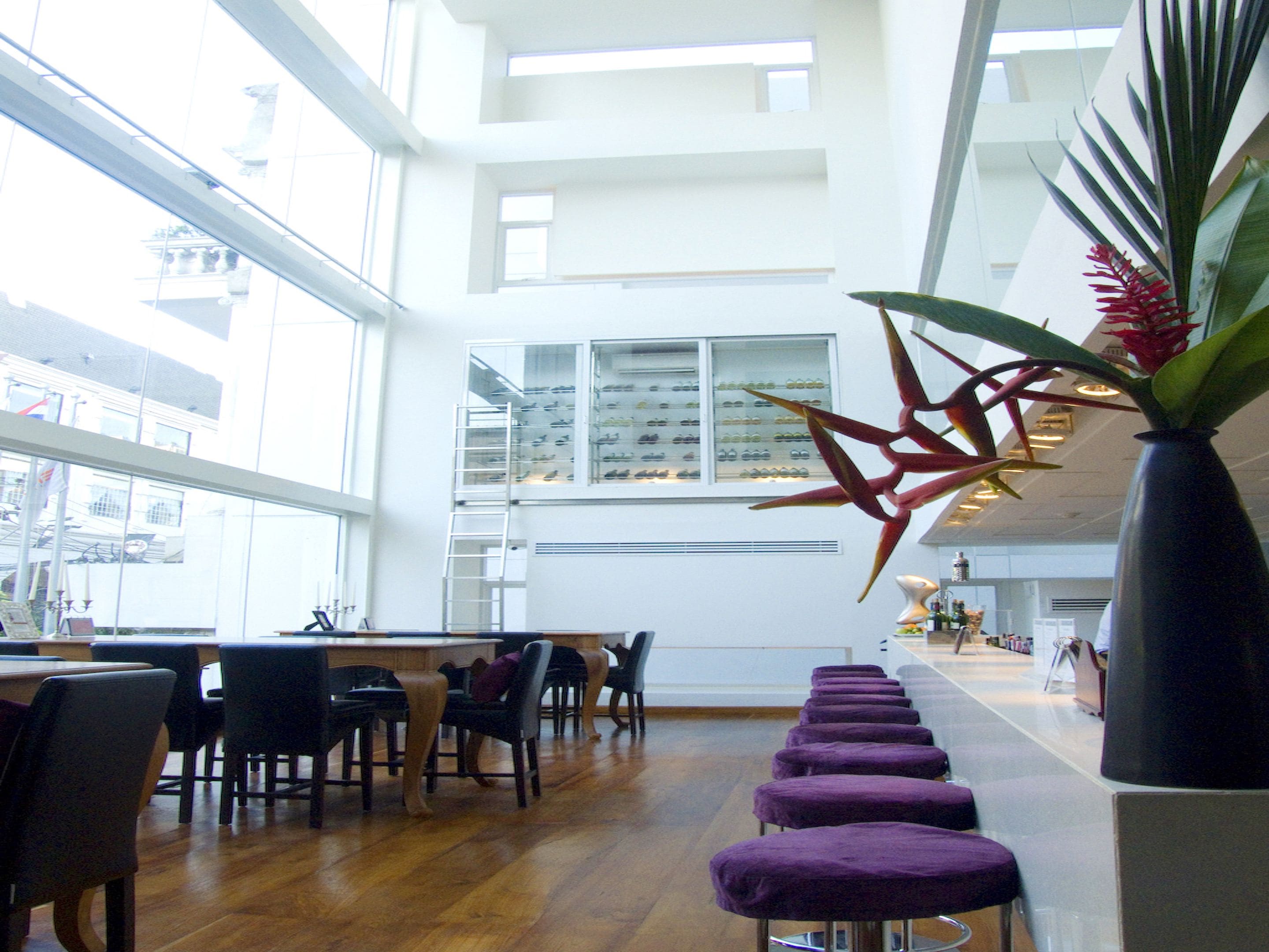 Sert le déjeuner et le dîner