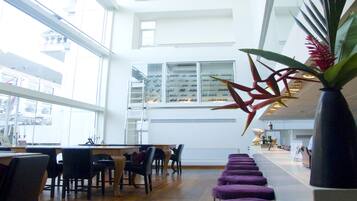 Sert le déjeuner et le dîner