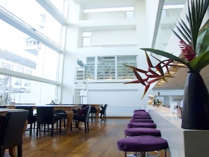 Serves lunch and dinner