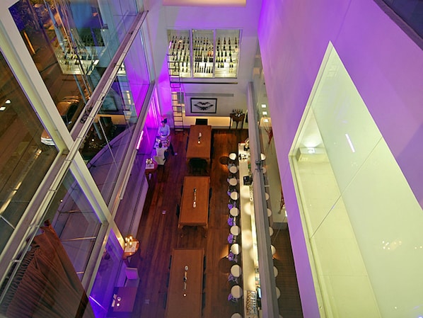 Serves lunch and dinner