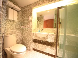 Shower, free toiletries, hair dryer, bidet - Le Fenix Sukhumvit (Bangkok)