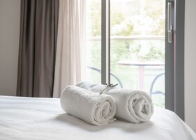 Roupas de cama premium, camas Select Comfort, cofres nos quartos