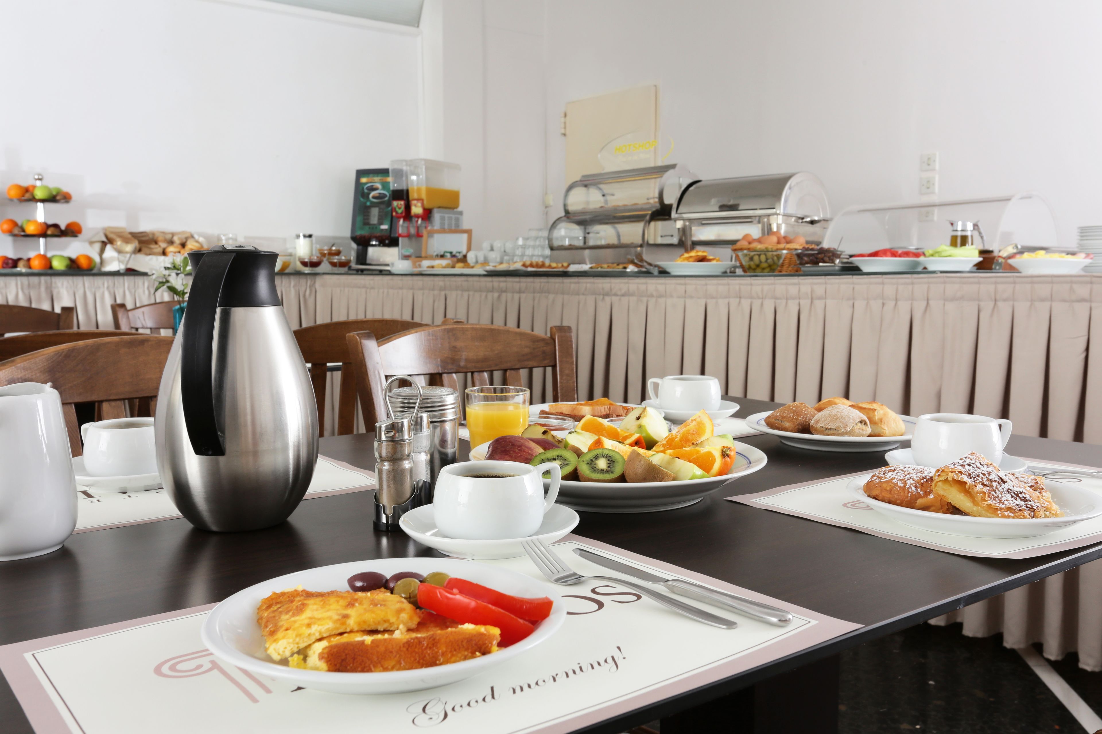 每日供應自助早餐 (每人 EUR9)