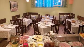 Café da manhã com buffet todos os dias (EUR 10 por pessoa)