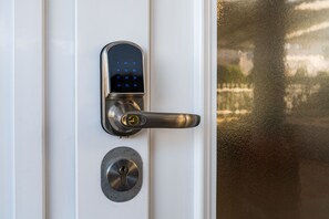 A modern door with a numeric keypad lock and a keyhole. - Penzion Kovac (Radovljica)