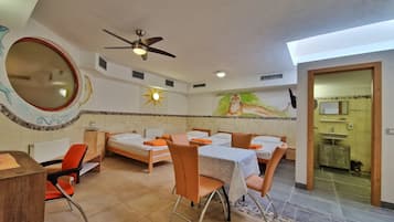 Economy Quadruple Room with Private Bathroom - Basement | Minibar, Zimmersafe, Verdunkelungsvorhänge, schallisolierte Zimmer