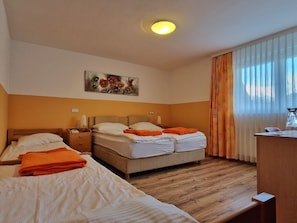 Vierbettzimmer | Minibar, Zimmersafe, Verdunkelungsvorhänge, schallisolierte Zimmer