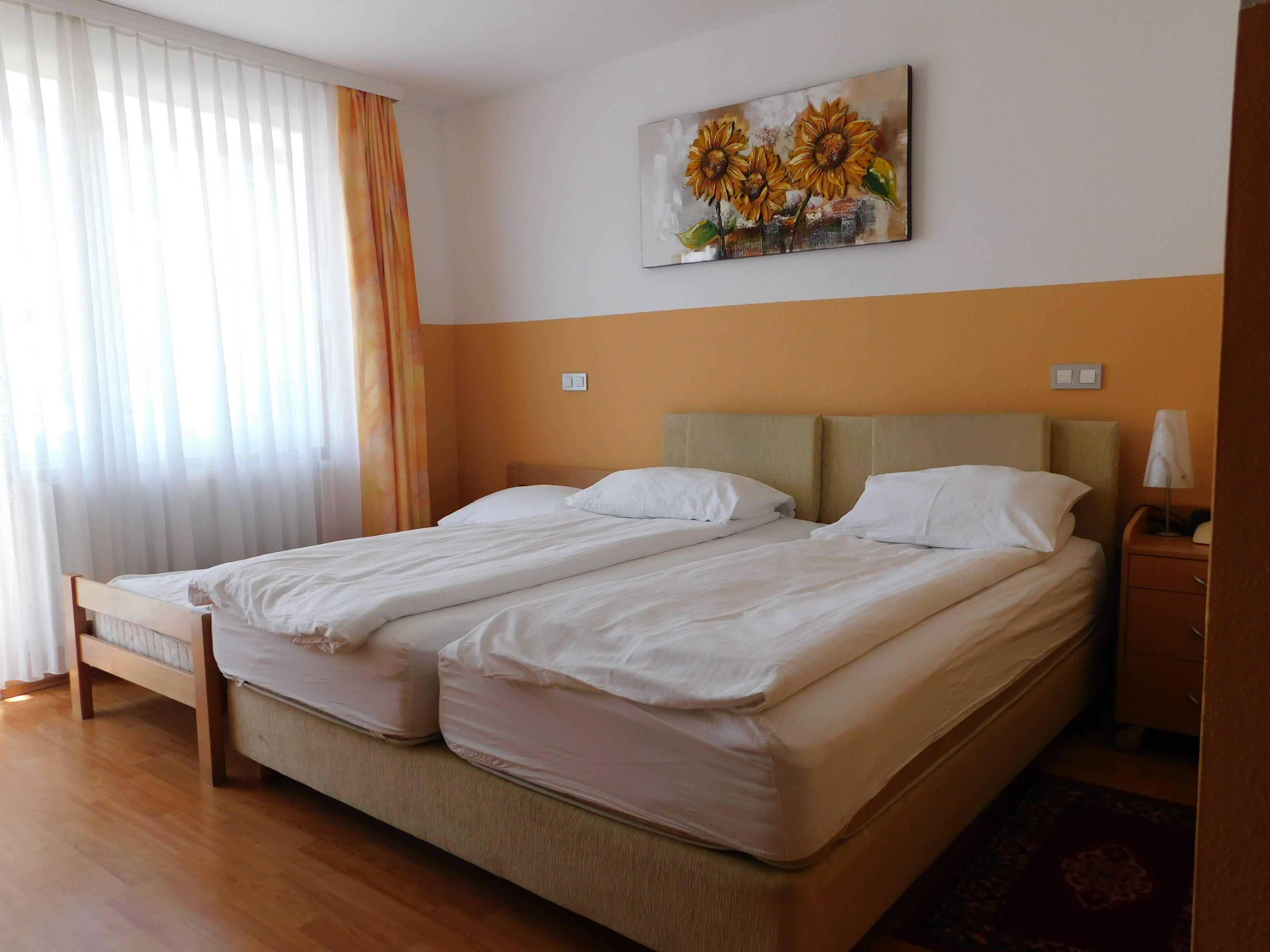 Dreibettzimmer | Minibar, Zimmersafe, Verdunkelungsvorhänge, schallisolierte Zimmer