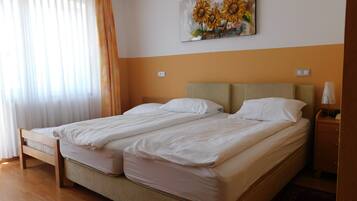 Dreibettzimmer | Minibar, Zimmersafe, VerdunkelungsvorhÀnge, schallisolierte Zimmer