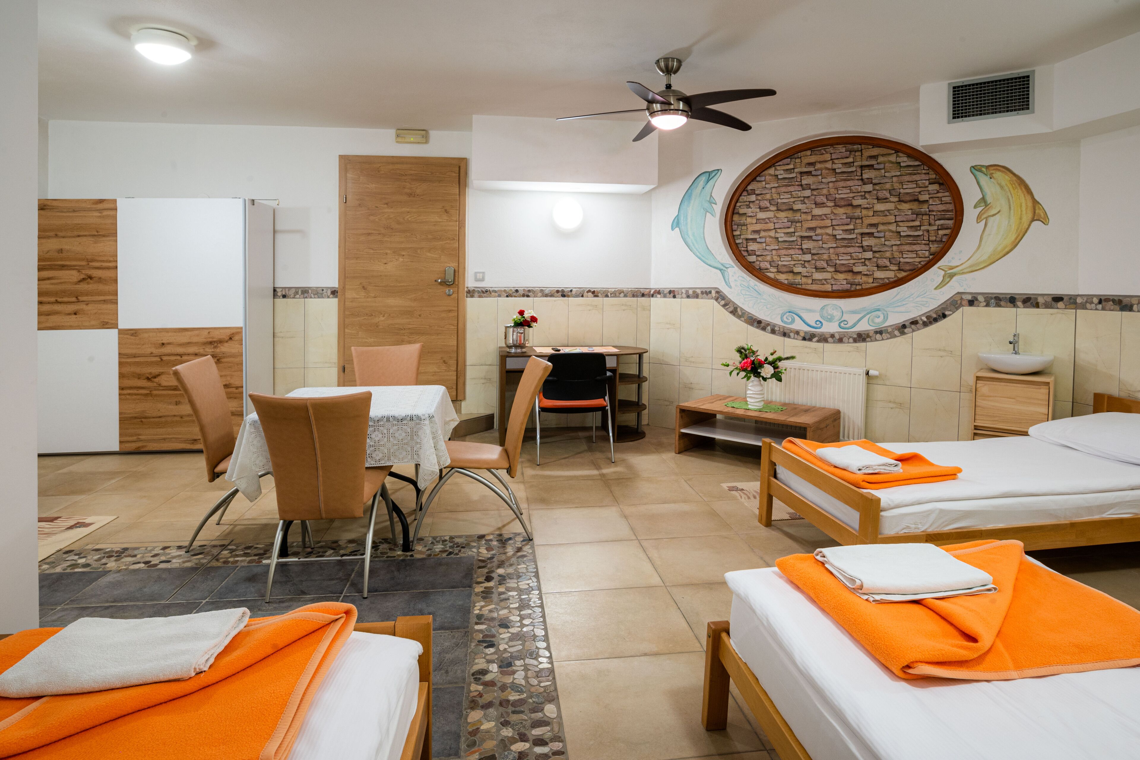 Minibar, Zimmersafe, Verdunkelungsvorhänge, schallisolierte Zimmer