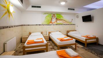 Frigobar, cofres nos quartos, cortinas blackout, quartos à prova de som