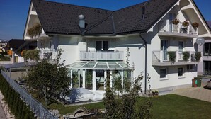 A two-story house with a balcony, a conservatory, and a garden. - Penzion Kovac (Radovljica)
