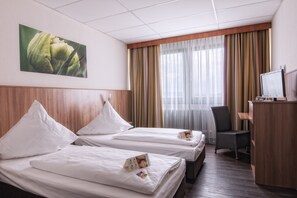 Desk, blackout drapes, iron/ironing board, free cribs/infant beds - Center Hotel Mainfranken (Bamberg)