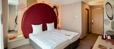 Superior Room | Peti besi dalam bilik, meja, langsir/tirai gelap terus, kalis bunyi