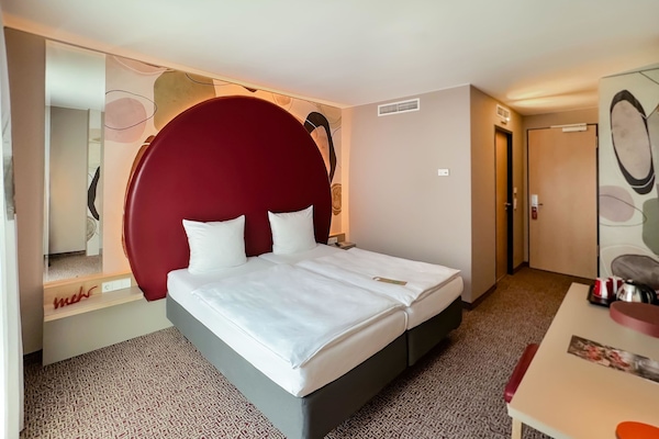 Superior-værelse | Pengeskab på værelset, skrivebord, mørklægningsgardiner, lydisolering