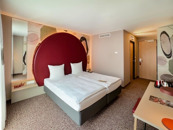 Superior kamer | Een kluis op de kamer, een bureau, verduisterende gordijnen