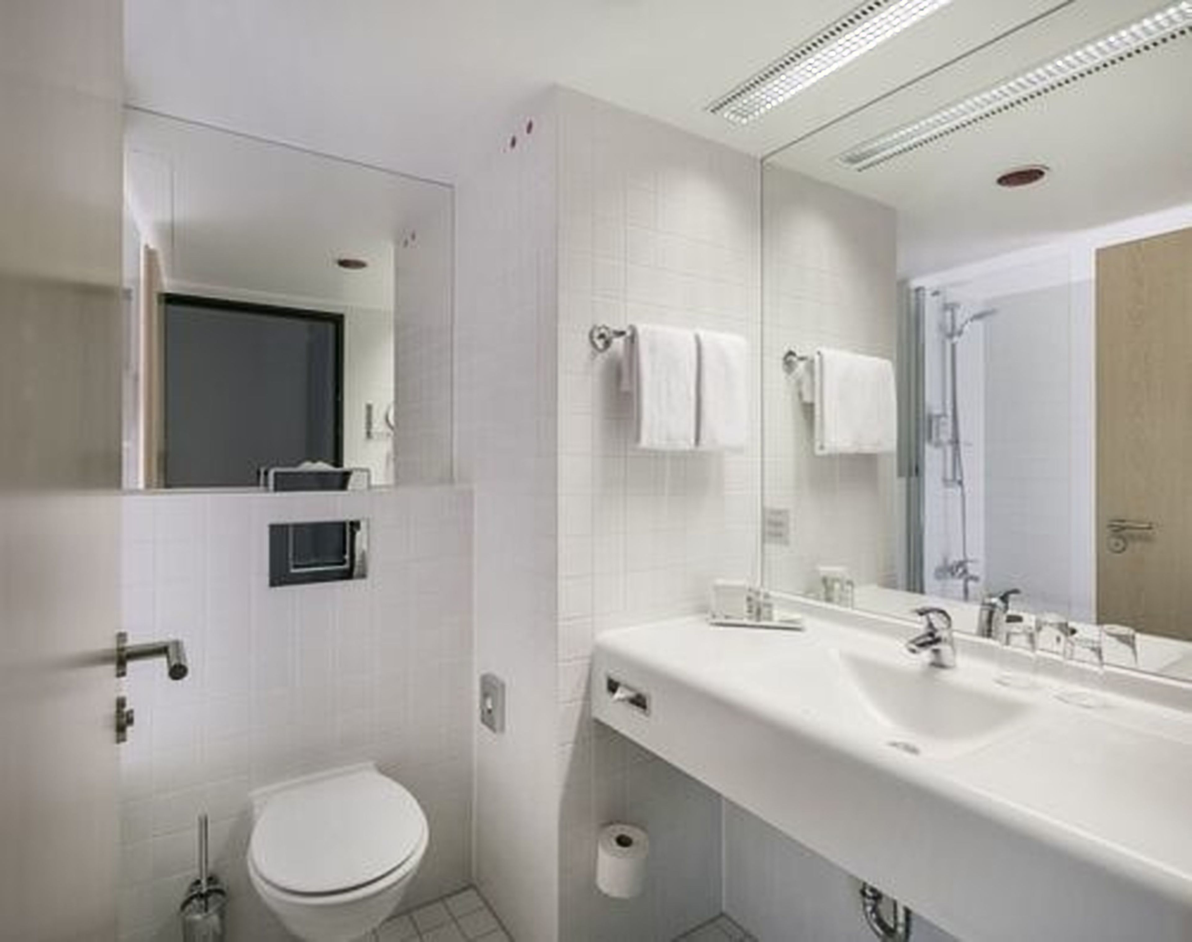 combined shower/bathtub, hair dryer, towels