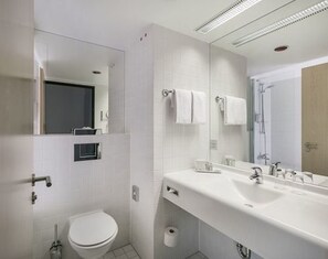 Combined shower/bathtub, hair dryer, towels - ARCOTEL Rubin Hamburg (Hamburg)