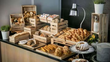 Tägliches Frühstücksbuffet (24 EUR pro Person)