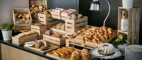 Frukostbuffé varje dag (EUR 24 per person)