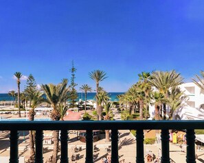A coastal resort with palm trees, a pool area, and a view of the sea. - El Mouradi Port El Kantaoui (Port El Kantaoui)