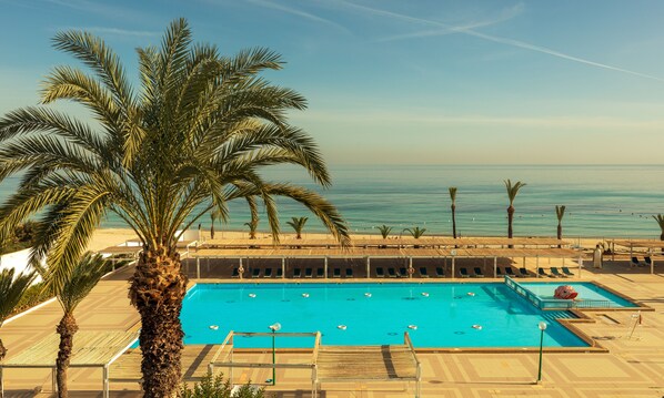 Indoor pool, 2 outdoor pools, pool loungers