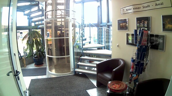 Coin salon dans le hall