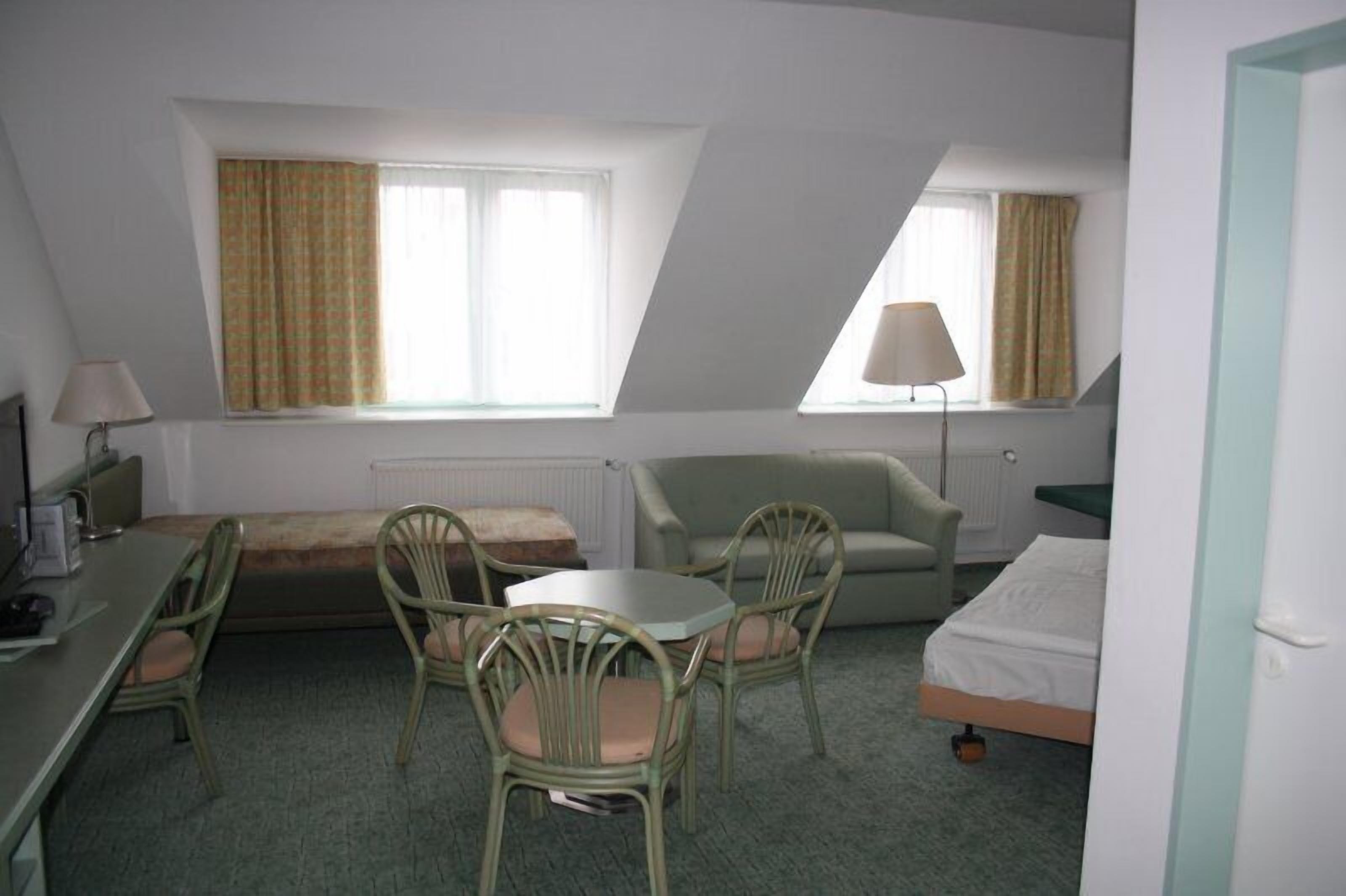 comfort triple room, 1 queen bed, non smoking, city view | in-room safe, desk, soundproofing, iron/ironing board