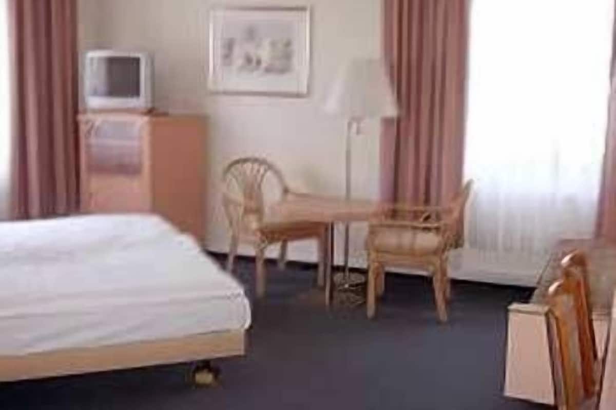 Comfort Double Room | In-room safe, desk, soundproofing, iron/ironing board
