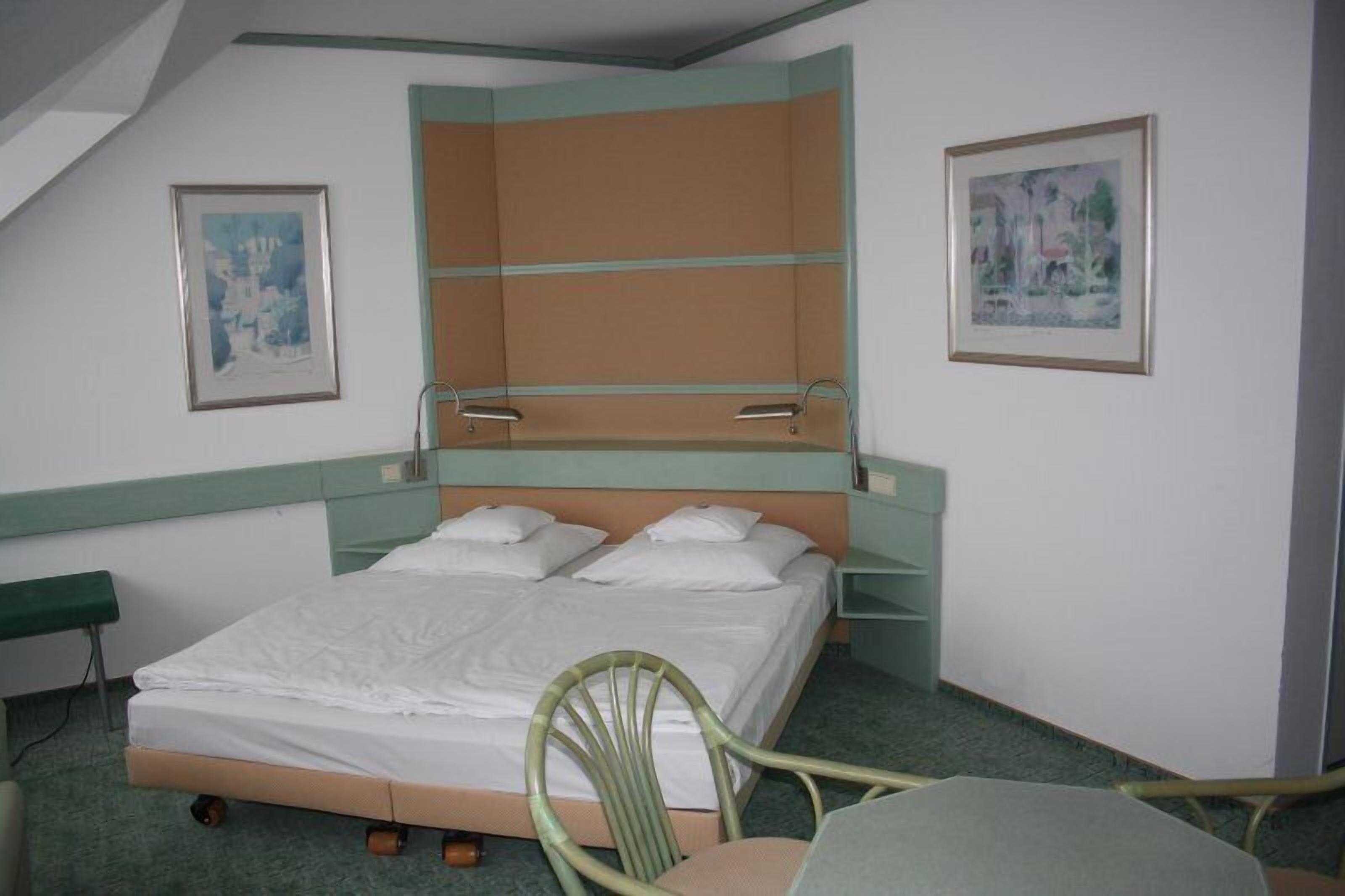 in-room safe, desk, soundproofing, iron/ironing board