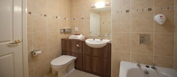 Un baño con inodoro, lavabo y bañera.