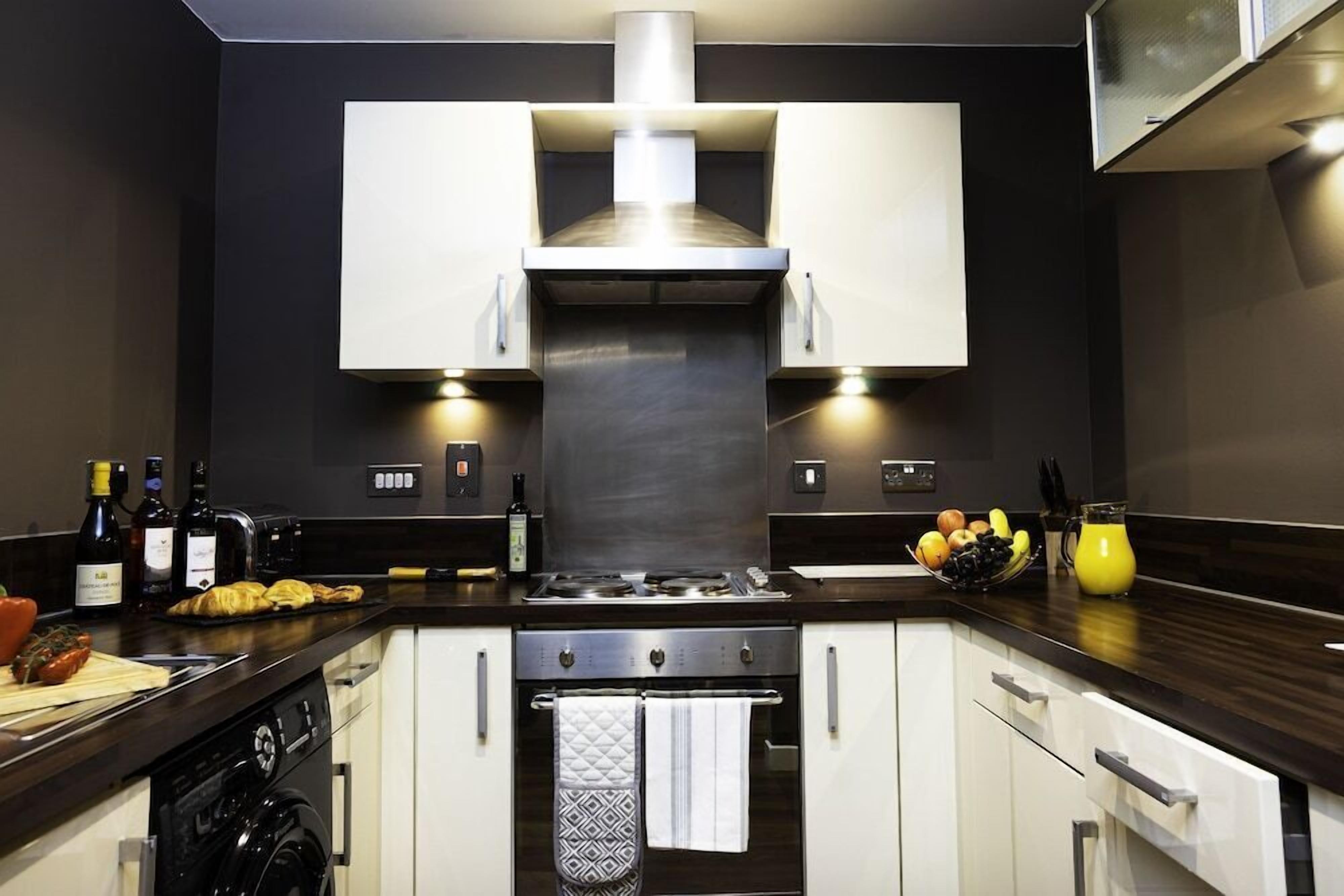 ثلاجة، ميكروويف، ماكينة لصنع القهوة/الشاي، مستلزمات طهي/أطباق/أوعية