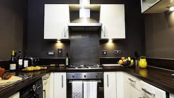 ثلاجة، ميكروويف، ماكينة لصنع القهوة/الشاي، مستلزمات طهي/أطباق/أوعية