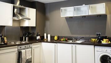 Private kitchen | Fridge, microwave, coffee/tea maker, cookware/dishes/utensils