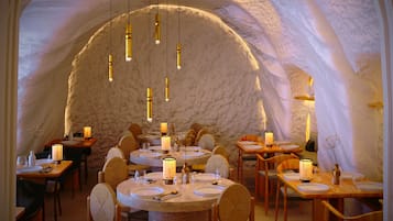 供应午餐和晚餐,意大利菜