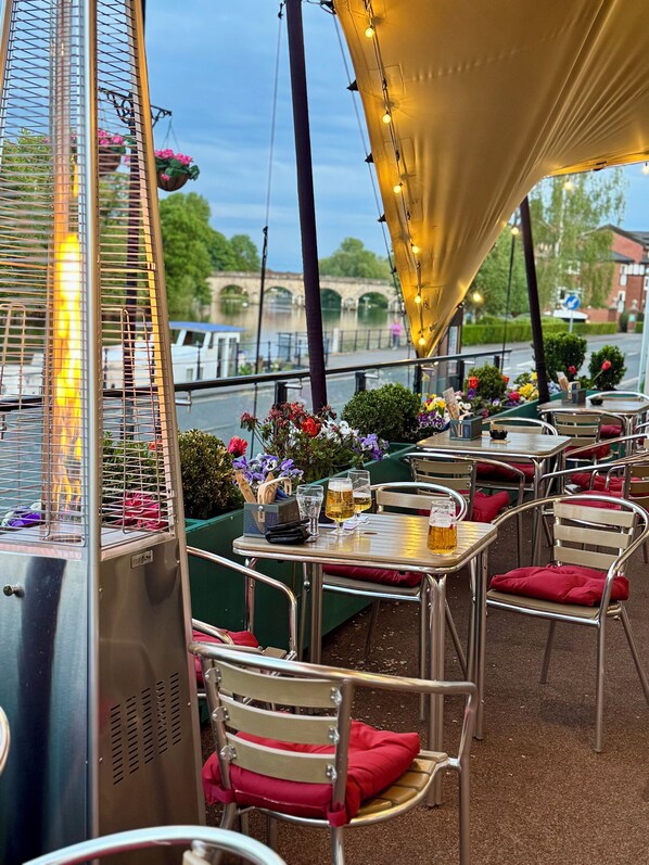 Lunch and dinner served, Italian cuisine