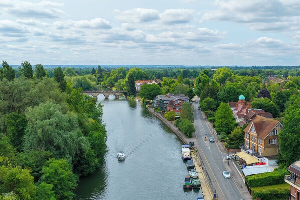 City view from property - Uno Thames Hotel Maidenhead -Reopened Brand New Again -FREE PARKING  (Maidenhead)