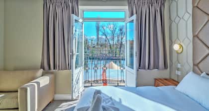 Uno Thames Hotel -Reopened Brand New Again -FREE PARKING