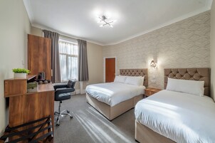 Habitación familiar | 1 dormitorio, escritorio, tabla de planchar con plancha y wifi gratis