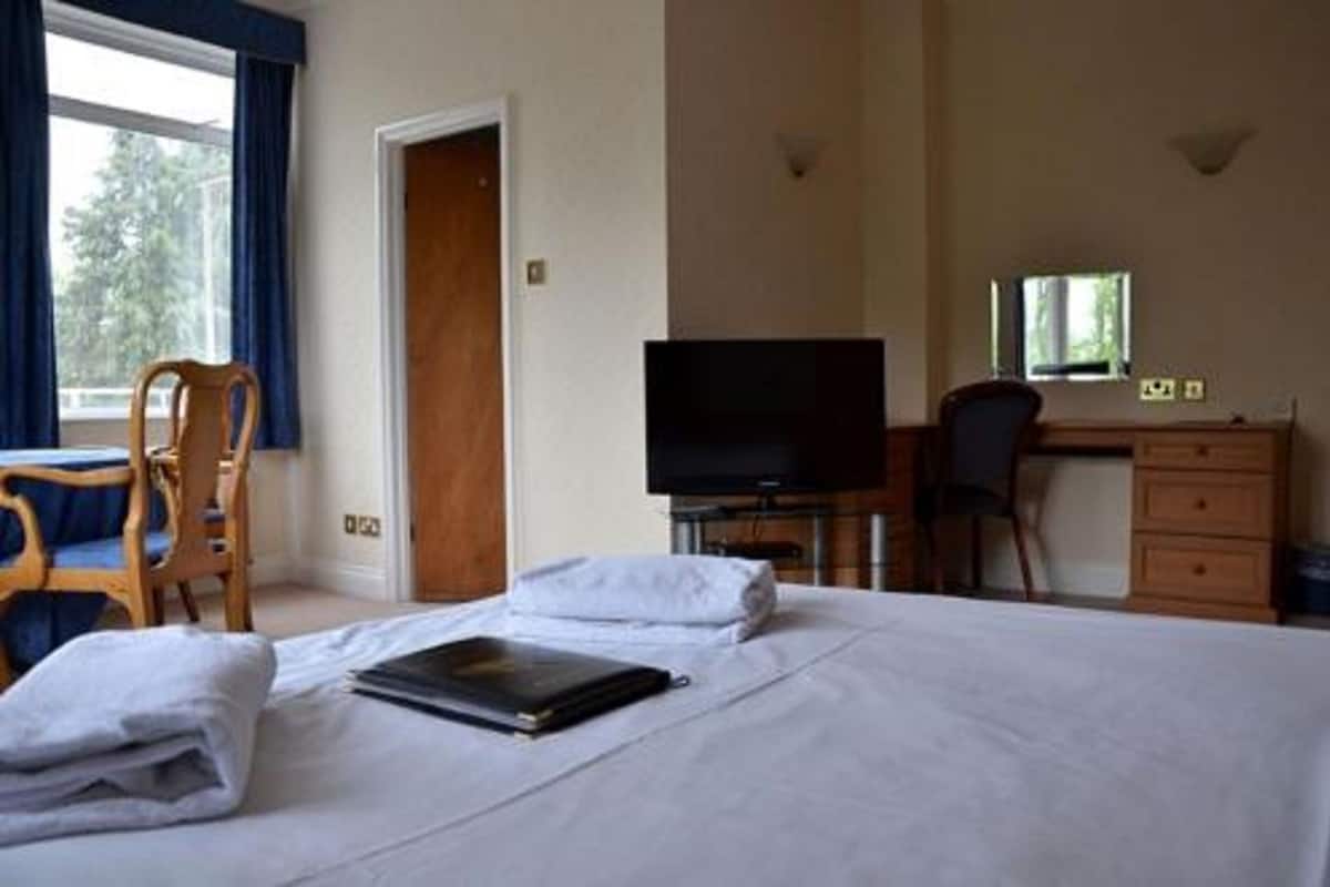 Executive tweepersoonskamer, uitzicht op rivier | 1 slaapkamer, een bureau, een strijkplank/strijkijzer, gratis wifi