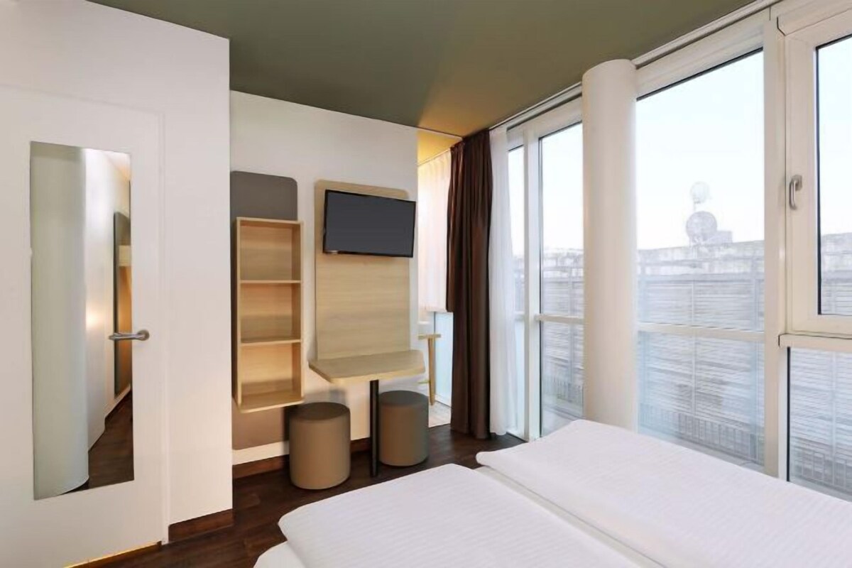 Soundproofing, WiFi (free), bed sheets